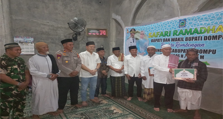 Bupati Dompu, Bambang Firdaus saat melaksanakan safari Ramadan.