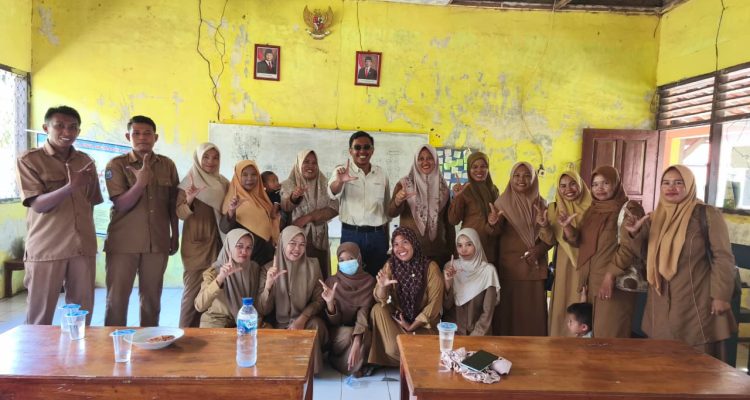 Community Officer Program Sekolah Aman YAPPIKA ActionAid dan mitra lokal YISA Ambalawi secara berkelanjutan melakukan pendampingan mendorong kapasitas guru dan keterlibatan pihak terkait melalui Komunitas Sekolah dalam mendorong literasi dan numerasi di sekolah dampingan.