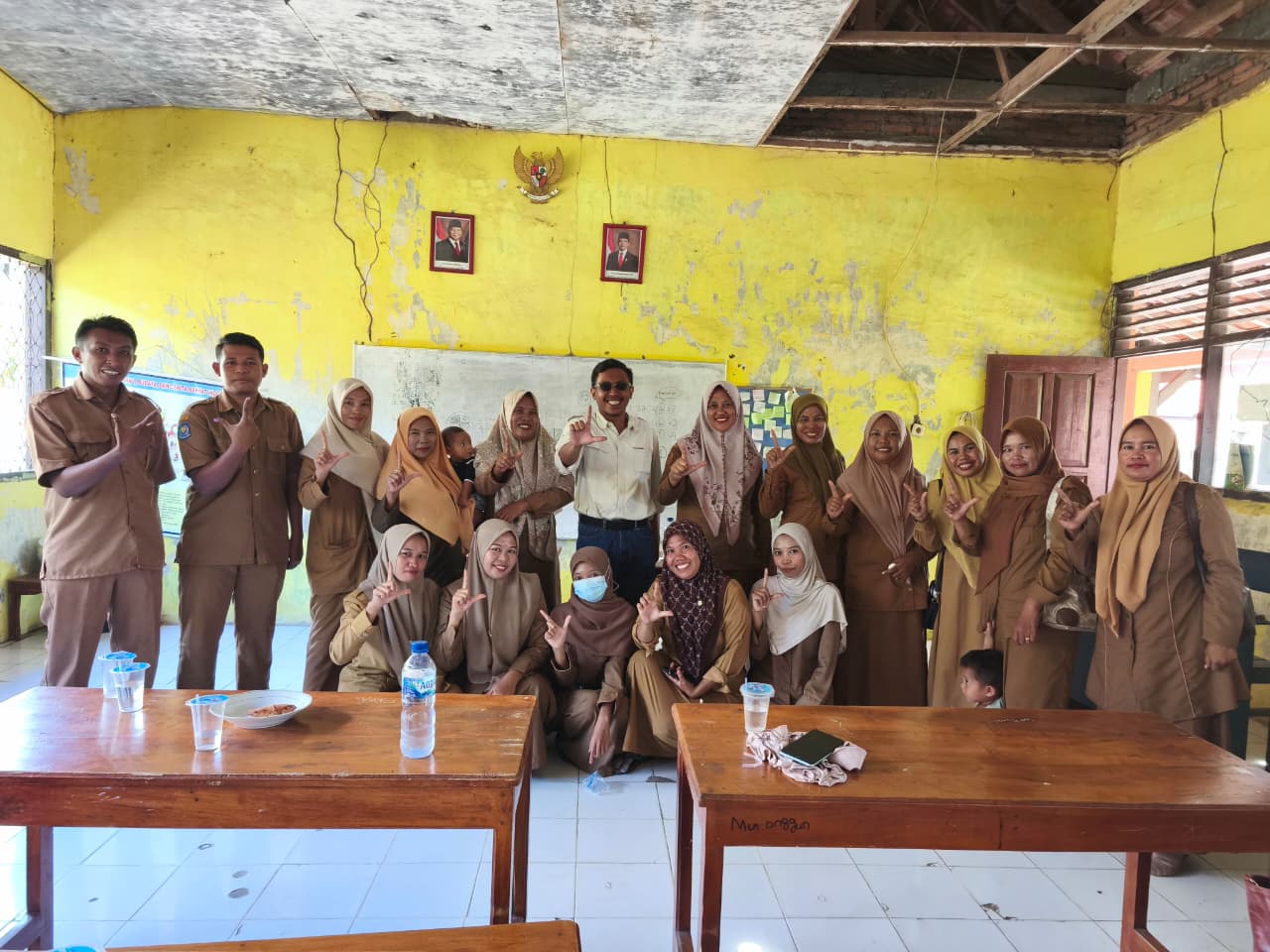 Community Officer Program Sekolah Aman YAPPIKA ActionAid dan mitra lokal YISA Ambalawi secara berkelanjutan melakukan pendampingan mendorong kapasitas guru dan keterlibatan pihak terkait melalui Komunitas Sekolah dalam mendorong literasi dan numerasi di sekolah dampingan.