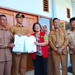 Board of Executive/Fundraising Director YAPPIKA, Sri Indiyastuti, Wakil Bupati Bima, H Irfan Zubaidy didampingi Kepala SDN Sowa Kecamatan Soromandi, Korwil Pendidikan Kecamatan Soromandi dan Sekdis Perpustakaan dan Arsip Kabupaten Bima menunjukan dokumen serah terima perpustakaan SDN Sowa yang diresmikan, Senin (11/5/2026).