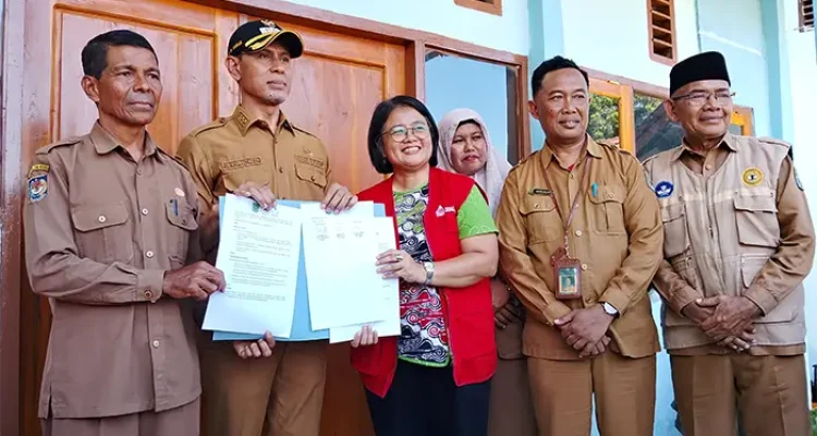 Board of Executive/Fundraising Director YAPPIKA, Sri Indiyastuti, Wakil Bupati Bima, H Irfan Zubaidy didampingi Kepala SDN Sowa Kecamatan Soromandi, Korwil Pendidikan Kecamatan Soromandi dan Sekdis Perpustakaan dan Arsip Kabupaten Bima menunjukan dokumen serah terima perpustakaan SDN Sowa yang diresmikan, Senin (11/5/2026).