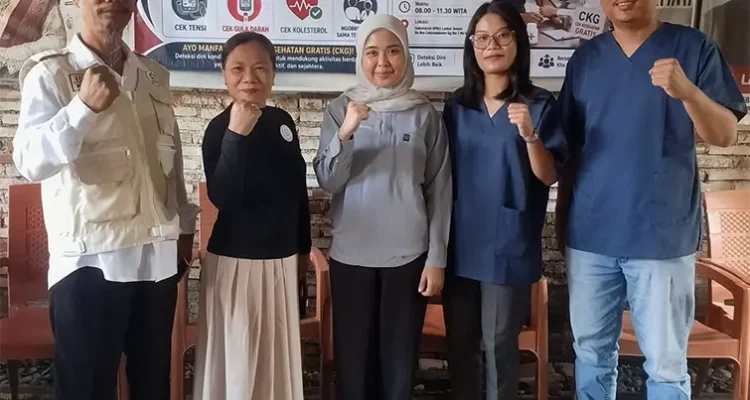 Foto bersama pengurus Asosiasi Pedagang Kaki Lima (APKLI) Kota Mataram, di sela pemeriksaan kesehatan gratis,program nasional Cek Kesehatan Gratis (CKG) yang dicanangkan pemerintah pusat.