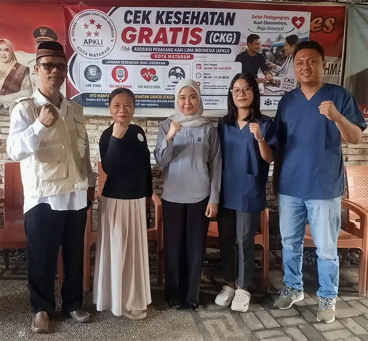 Foto bersama pengurus Asosiasi Pedagang Kaki Lima (APKLI) Kota Mataram, di sela pemeriksaan kesehatan gratis,program nasional Cek Kesehatan Gratis (CKG) yang dicanangkan pemerintah pusat.