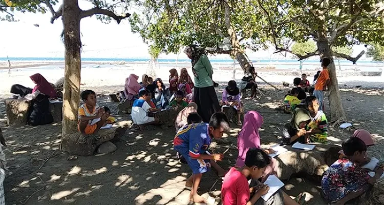 Kegiatan Komunitas Sekolah SDN Sowa, Kecamatan Soromandi, Kabupaten Bima, saat belajar di pantai. Suasana alam dimanfaatkan sebagai ruang belajar alternatif untuk menciptakan pembelajaran yang menyenangkan dan meningkatkan semangat belajar siswa.