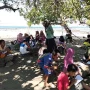 Kegiatan Komunitas Sekolah SDN Sowa, Kecamatan Soromandi, Kabupaten Bima, saat belajar di pantai. Suasana alam dimanfaatkan sebagai ruang belajar alternatif untuk menciptakan pembelajaran yang menyenangkan dan meningkatkan semangat belajar siswa.