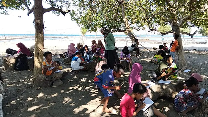 Kegiatan Komunitas Sekolah SDN Sowa, Kecamatan Soromandi, Kabupaten Bima, saat belajar di pantai. Suasana alam dimanfaatkan sebagai ruang belajar alternatif untuk menciptakan pembelajaran yang menyenangkan dan meningkatkan semangat belajar siswa.